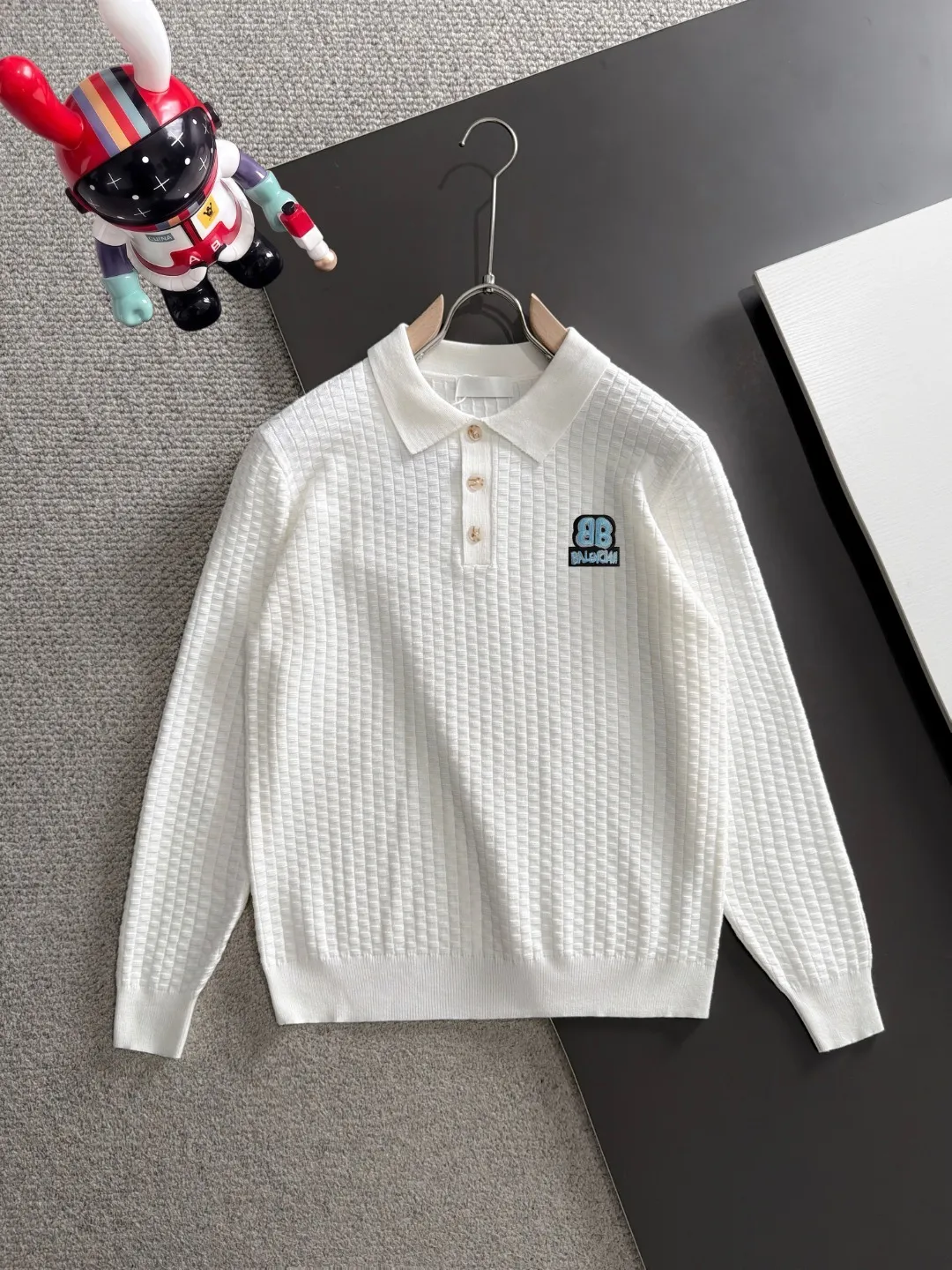 Next day shipping P195 Balenciaga high quality 2026 autumn and winter official website latest sweater, on sale at the same time at the counter Hot Sale! Specially made of wool blended fabric. It feels comfortable and can be directly in contact with the skin. The logo badge is exquisitely embroidered, which is extremely eye-catching! The details highlight the fashionable charm of big brands. Exquisite workmanship. Three-dimensional cutting style. The wearing effect is invincible and handsome! All three standards are complete! Sizes:M-3XL